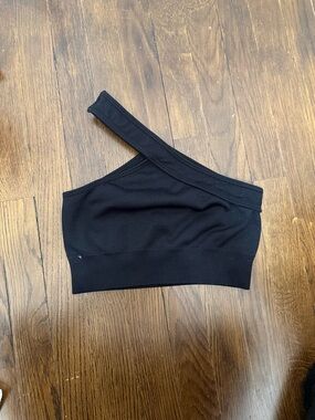 One-Shoulder Black Ribbed sports bra but could be cute going out top